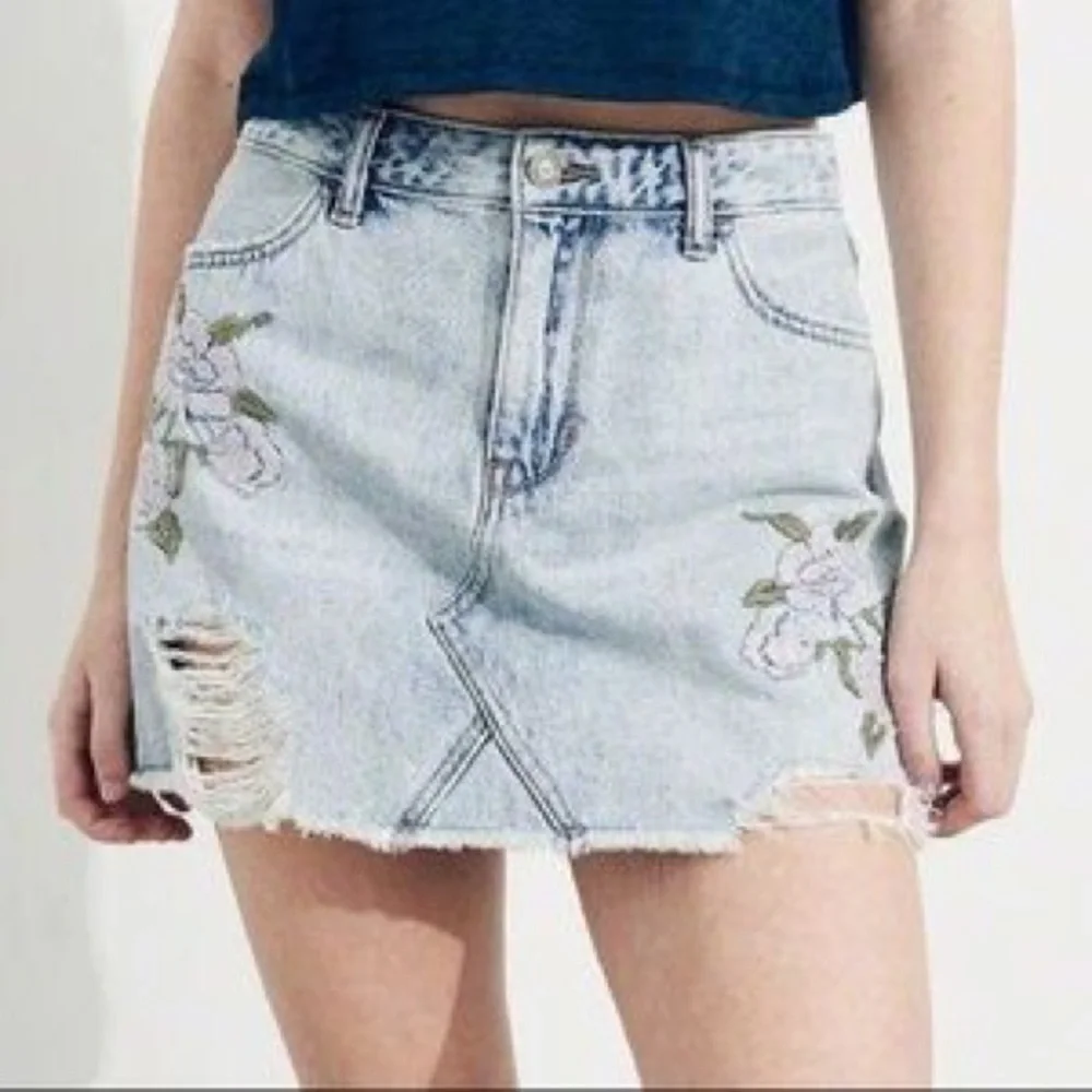 Hollister High Rise Denim Floral Embroidered‎ Skirt