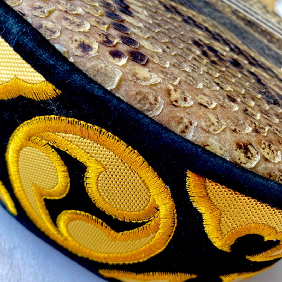 【Okinawa Sanshin with Genuine Leather, Reinforced Skin / Includes Picks and Carrying Bag】