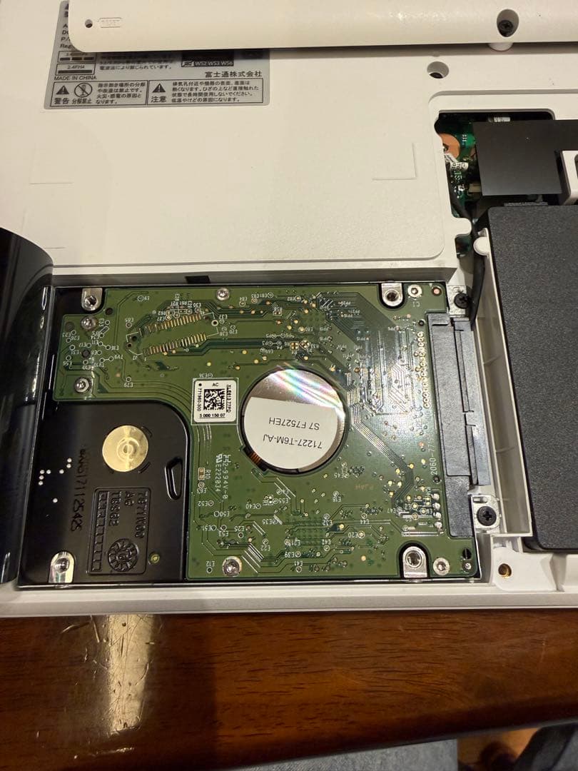 Fujitsu LIFEBOOK AH53/B2 White with AC Adapter
