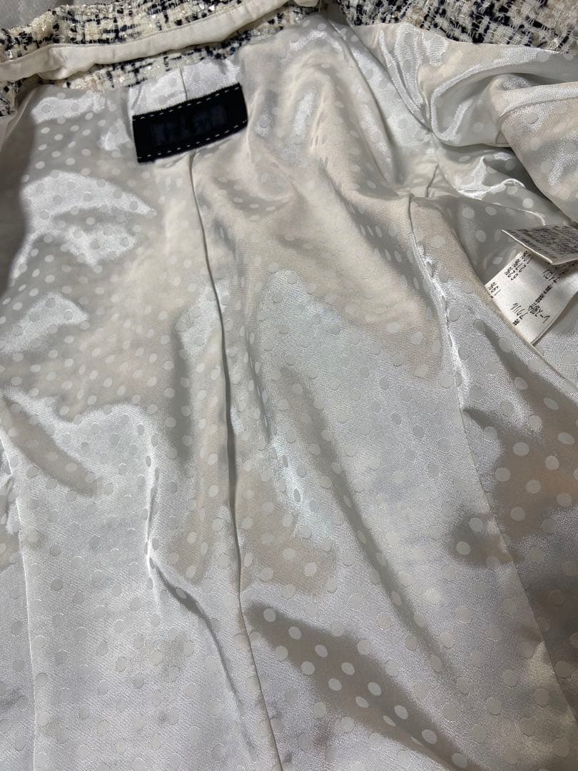 TO BE CHIC

 / 

Size : S 

#tobechic
#tweedjacket
#chanellover
#collarlessjacket
#entranceceremony
#dinnerparty
#weddingceremony
#chesty
#lanvinenbleu
#rosymonster
#vellfontaine
#m purchase it