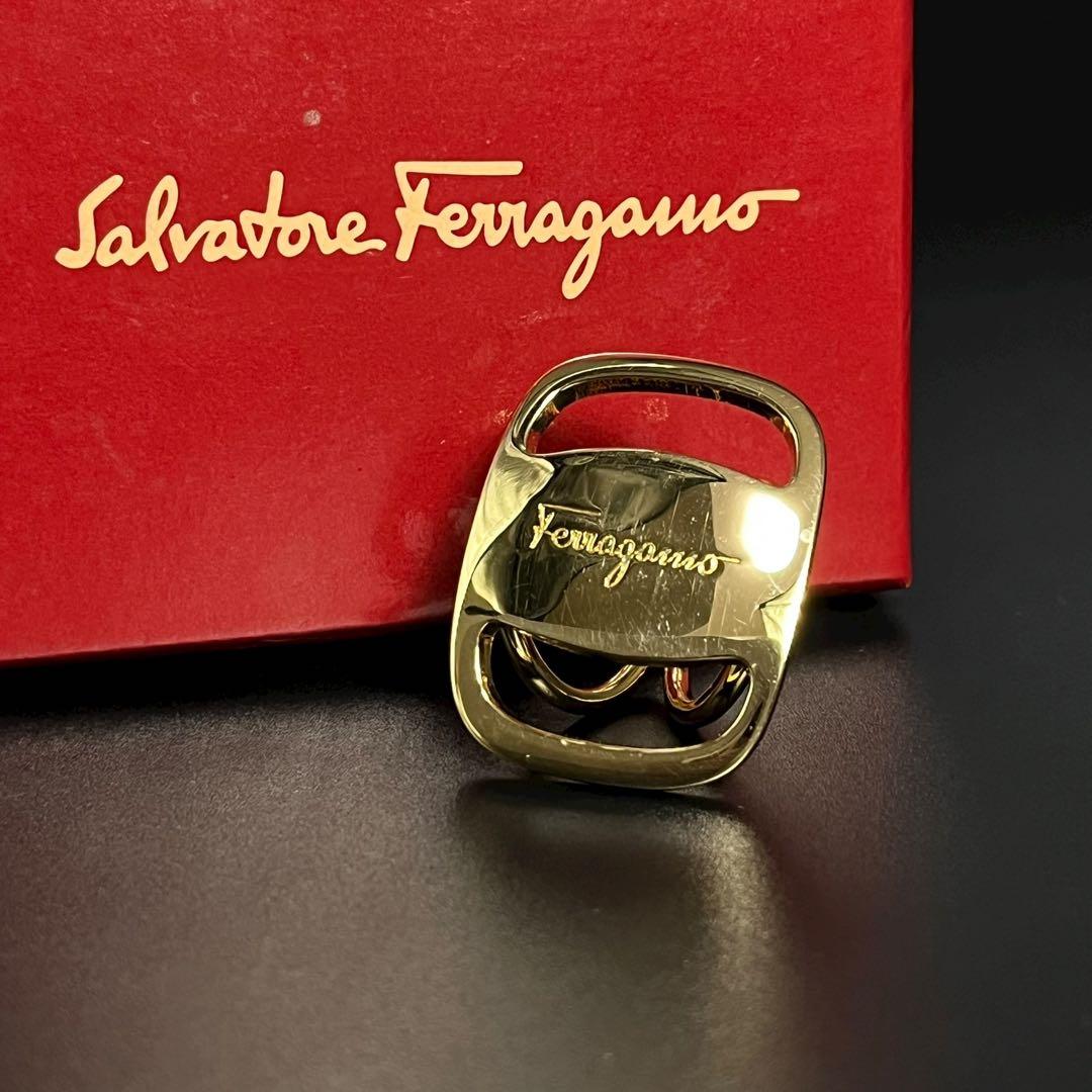 Beautiful condition Salvatore Ferragamo scarf ring, logo, gold, 660