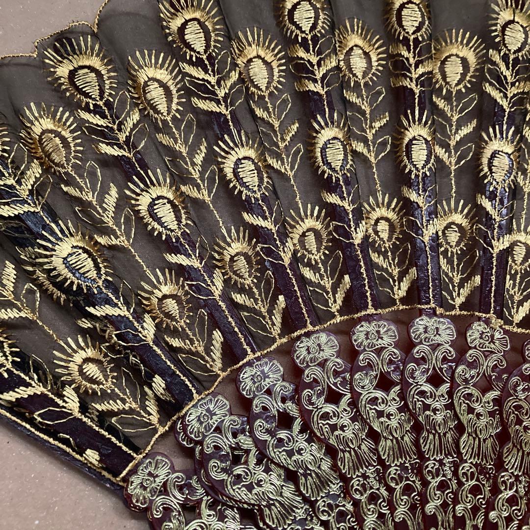 Lace-trimmed folding fan