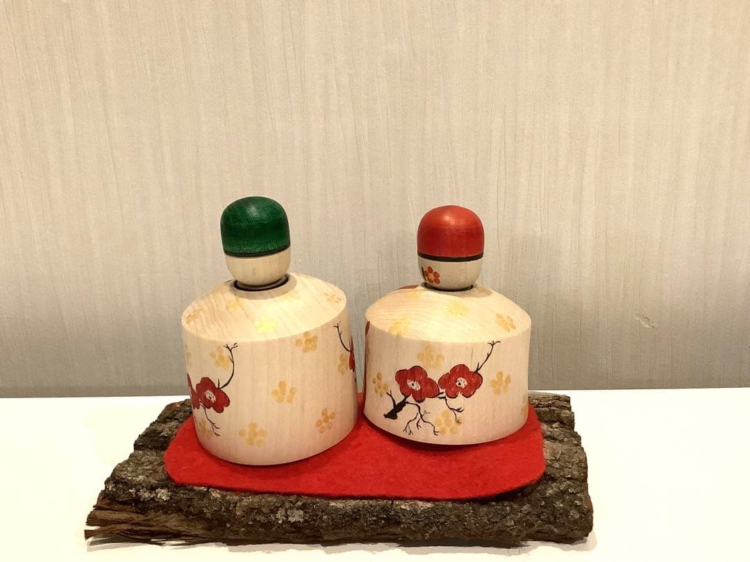 Cute Kokeshi Dolls for Hinamatsuri, by Yuka Tomizuka, with base