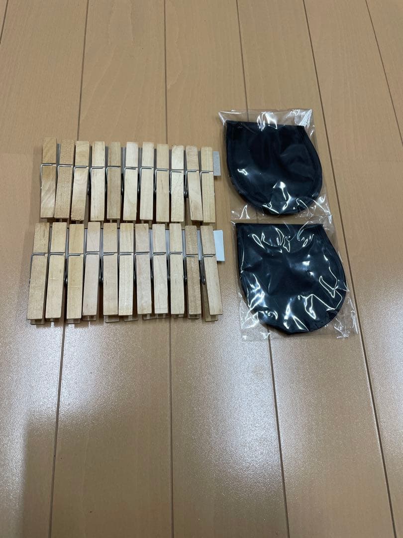 Set of 2 eye masks and 22 wooden clips