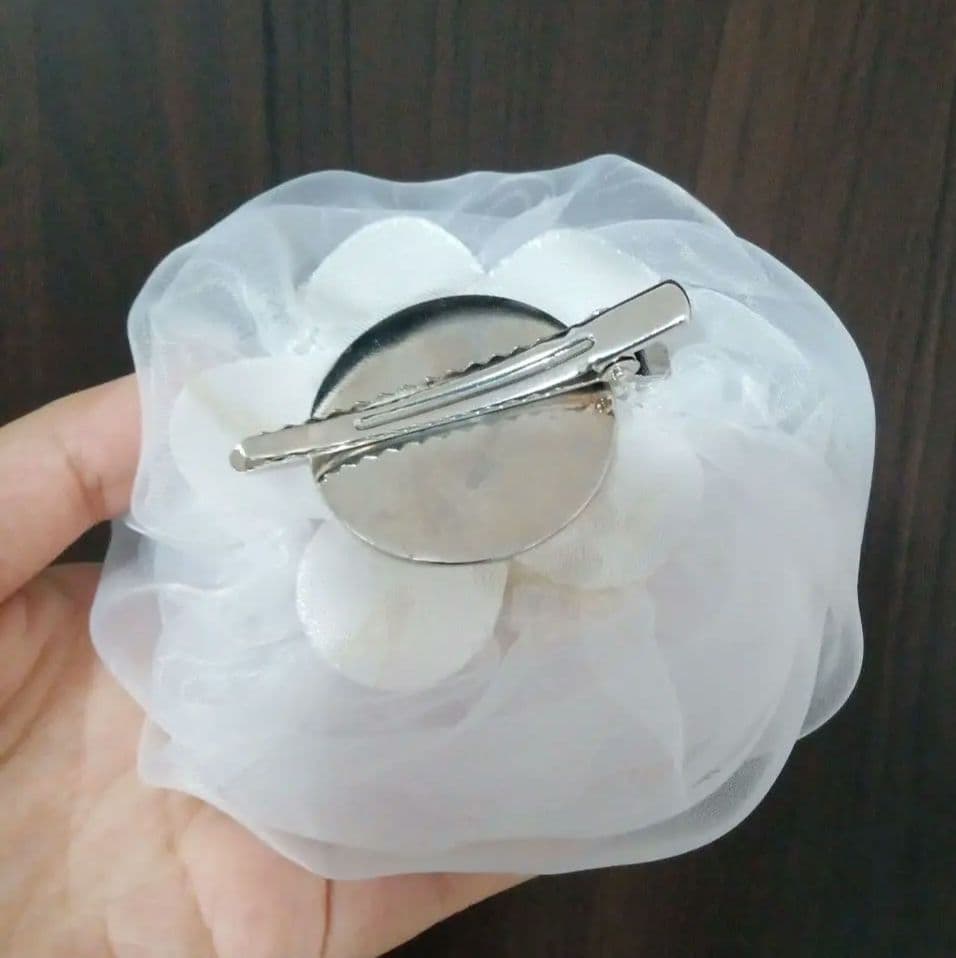 organza<br>corsage<br>white<br>with clip<br>diameter