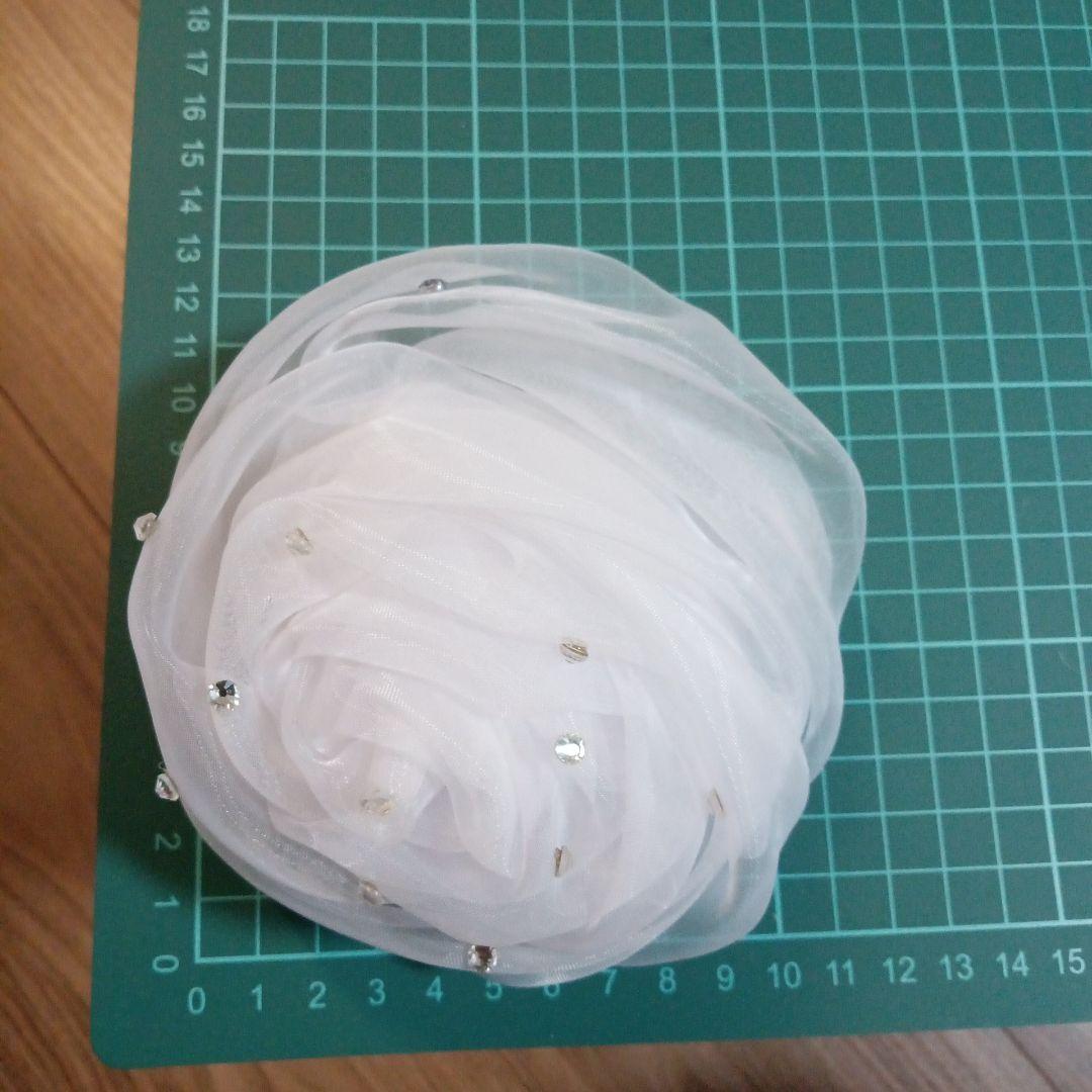 organza<br>corsage<br>white<br>with clip<br>diameter