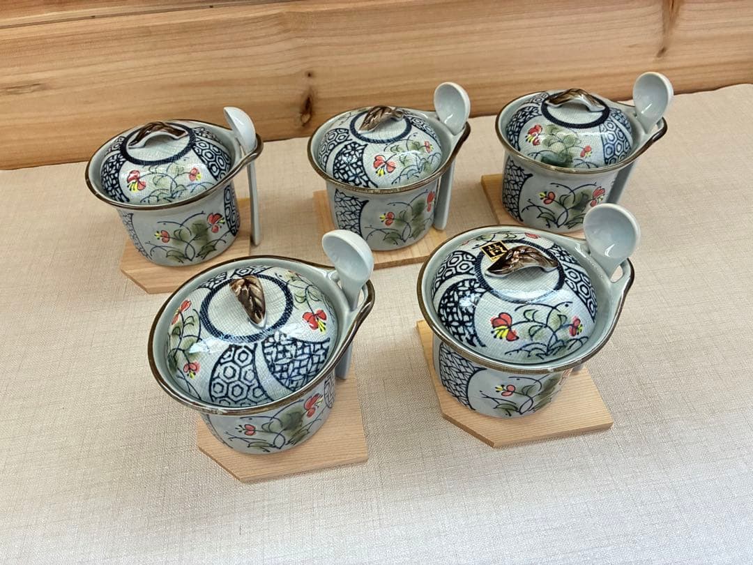 Set of 5 small lidded bowls with wooden stand and spoons, for chawanmushi