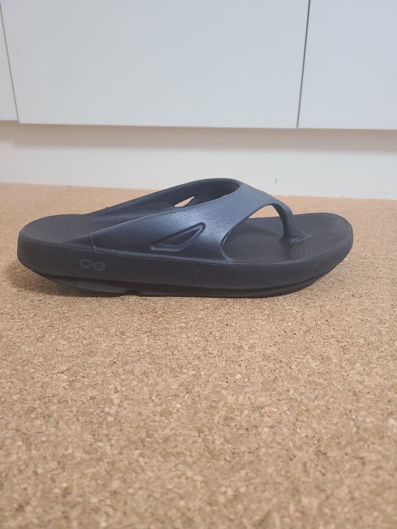 oofos black