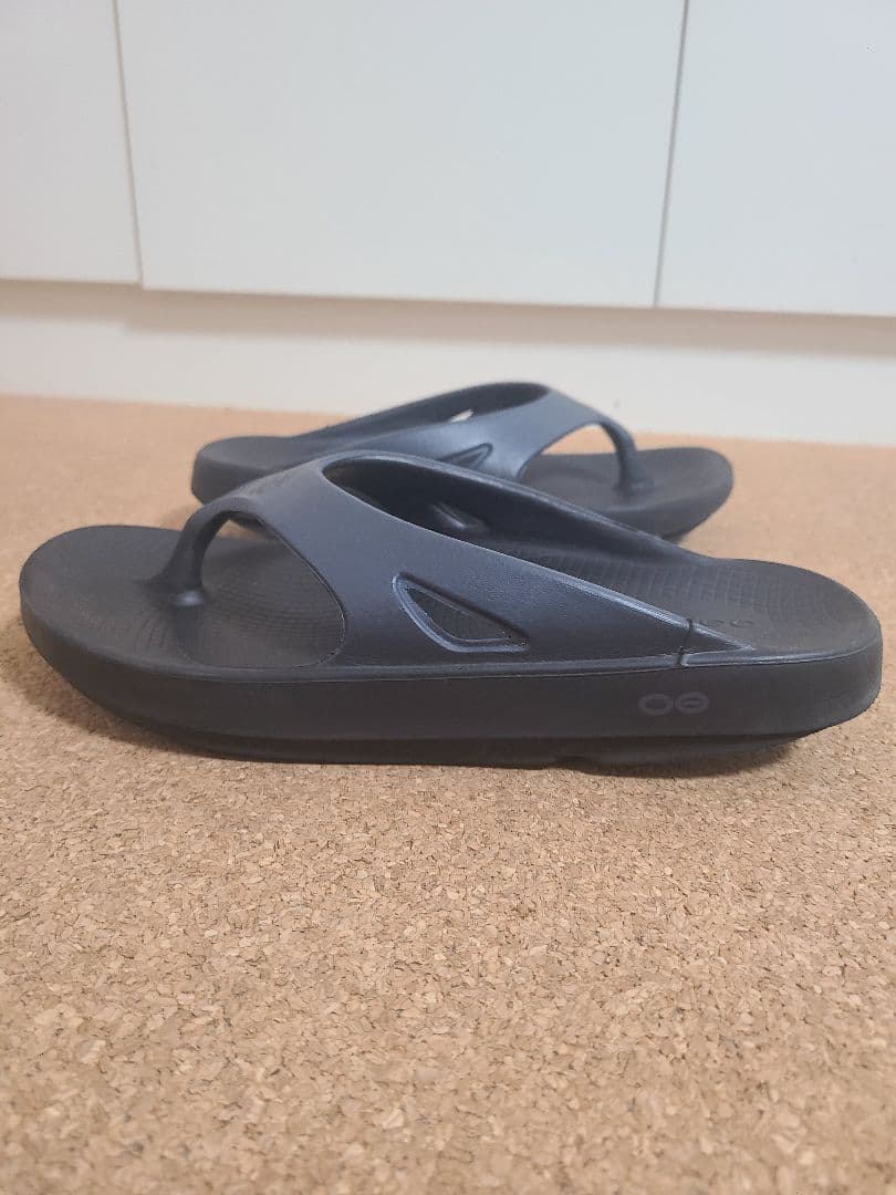 oofos black