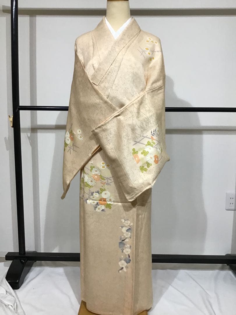 【Nadeshiko】Komono (small pattern) unlined kimono, chrysanthemum, plum blossom, floral pattern, skin color, length 156cm,裄丈 67cm, k1315