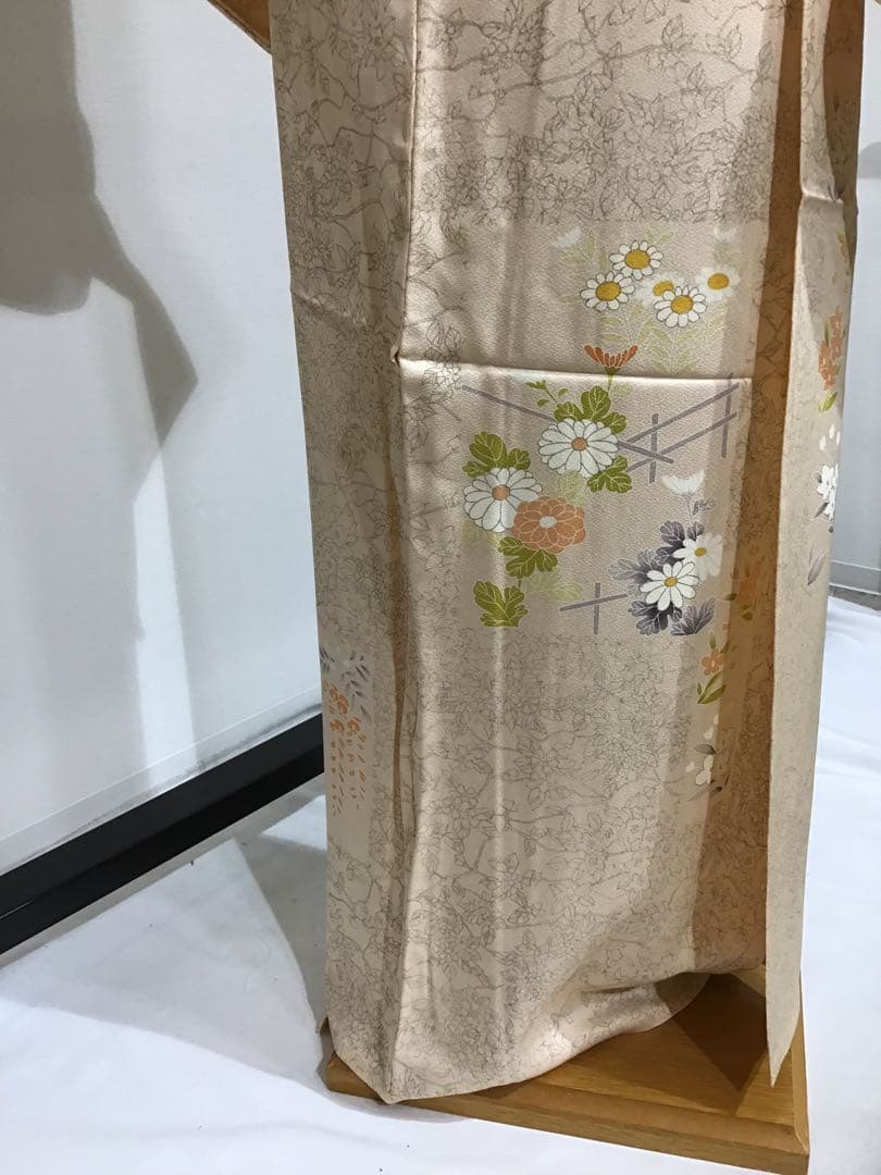 【Nadeshiko】Komono (small pattern) unlined kimono, chrysanthemum, plum blossom, floral pattern, skin color, length 156cm,裄丈 67cm, k1315