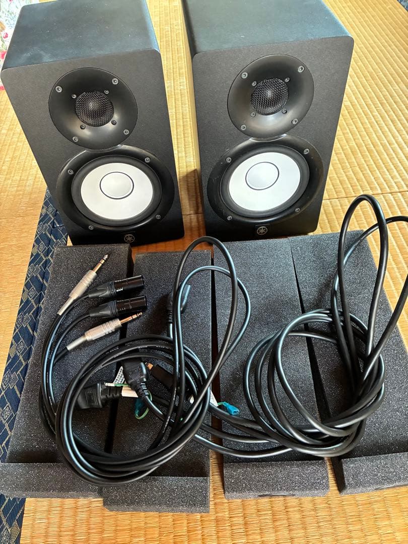 Yamaha HS5 Pair with Power Cables, TRS-XLR Cables, and Stand Set