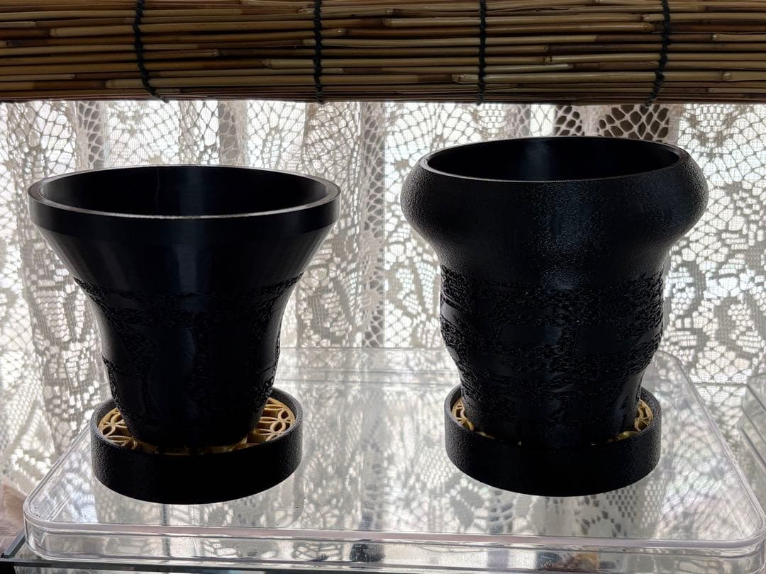 Set of 2 mesh plant pots with saucers, good for ventilation and drainage, 3D printed