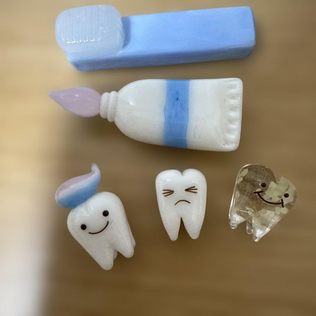 Glass toothbrush toothpaste ornament cavity gold tooth