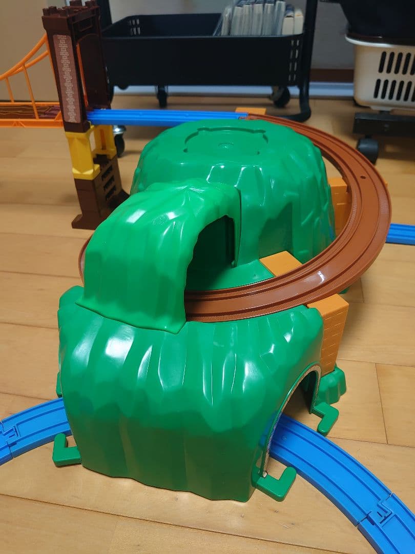 Plarail Thomas Twisting Mountain, Wobbly Bridge, 7 Powered Vehicles Used