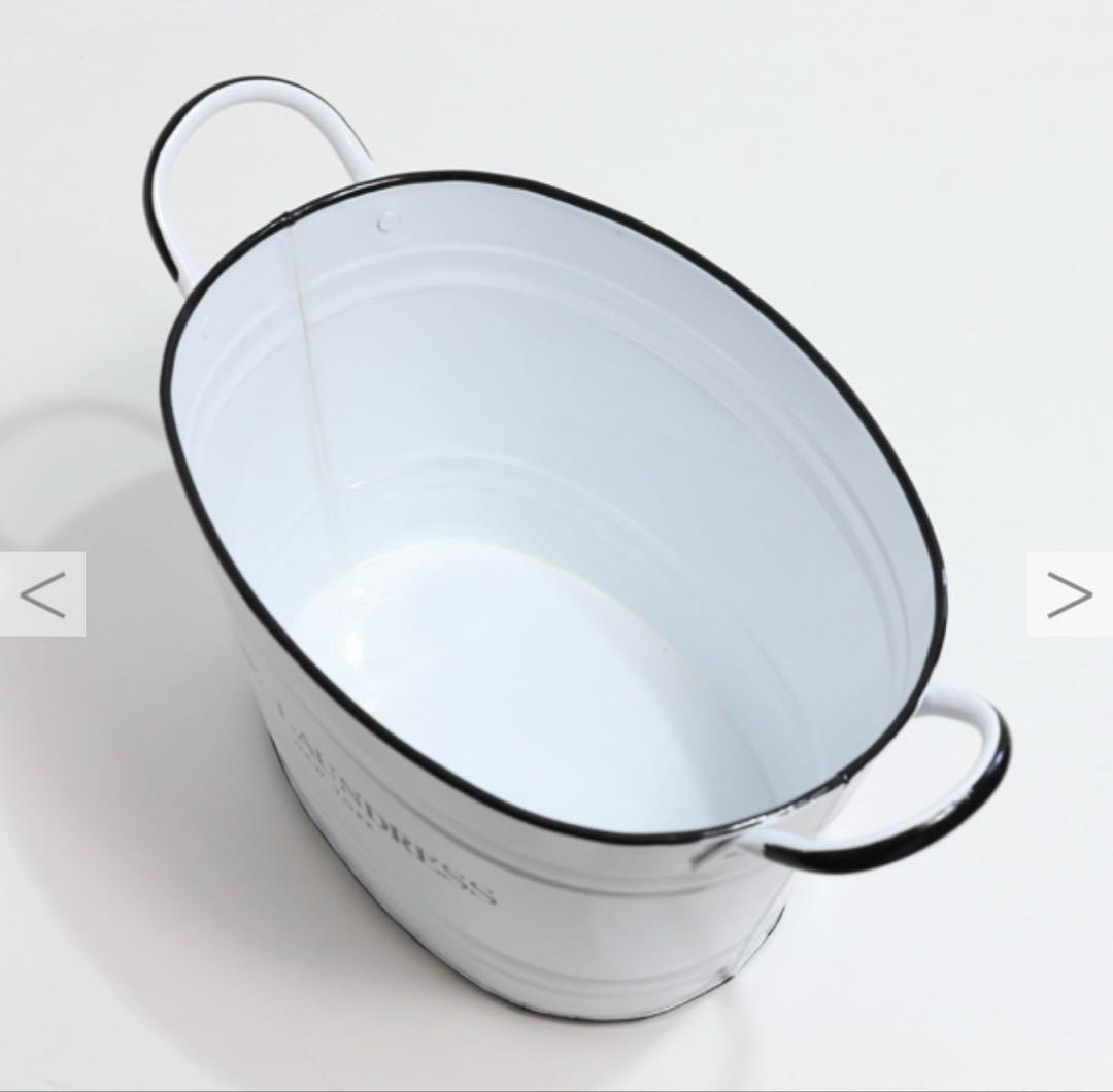 laundress washing