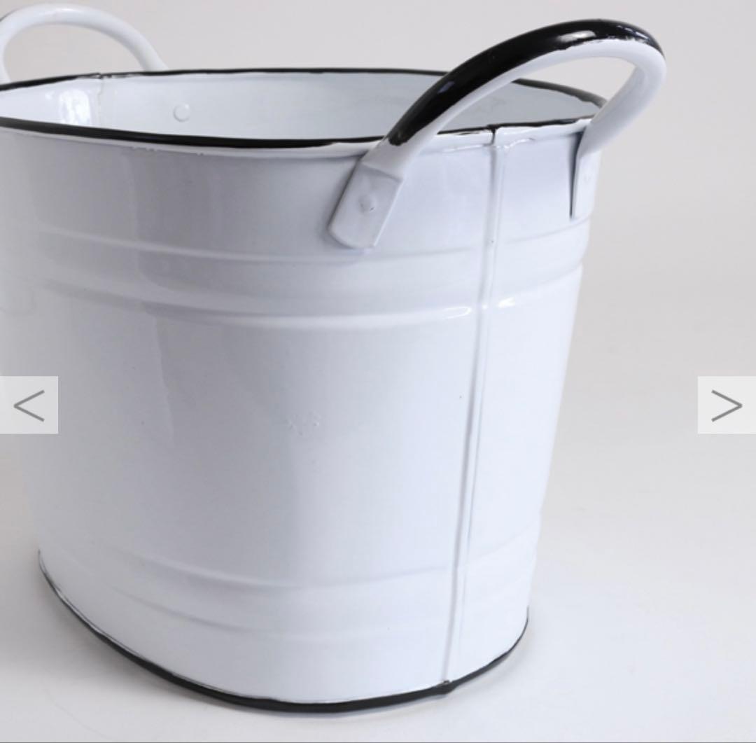 laundress washing