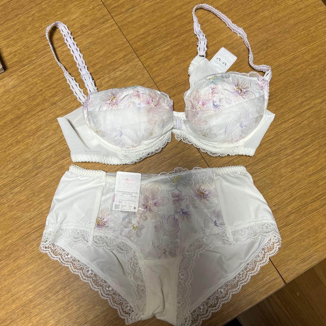 Triumph Floral Embroidery Bra and Shorts Set, M Size, B75