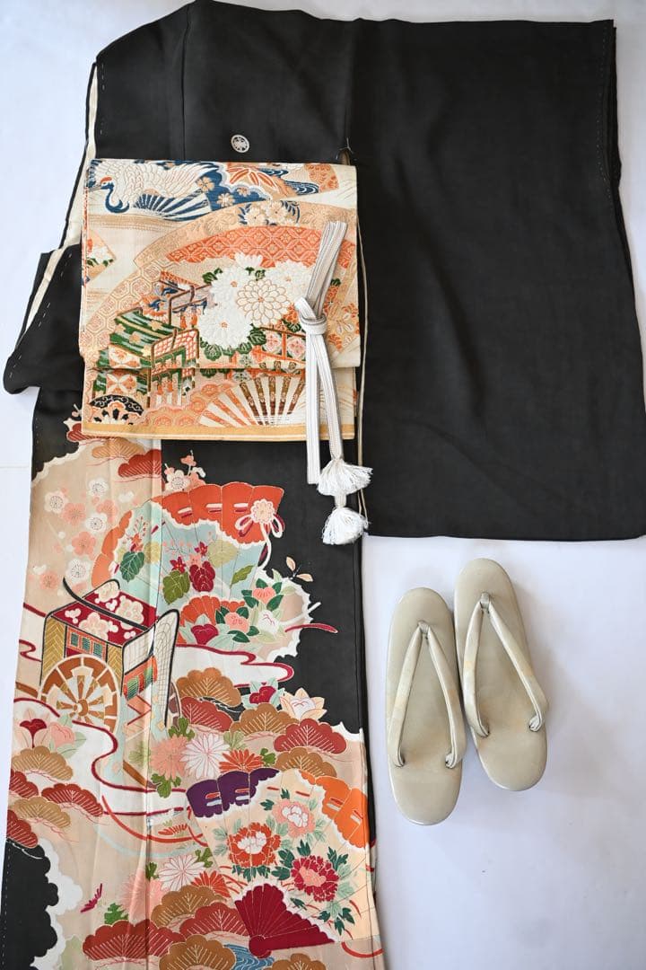 Long-sleeved antique kurotomesode with imperial carriage and bamboo grass motifs