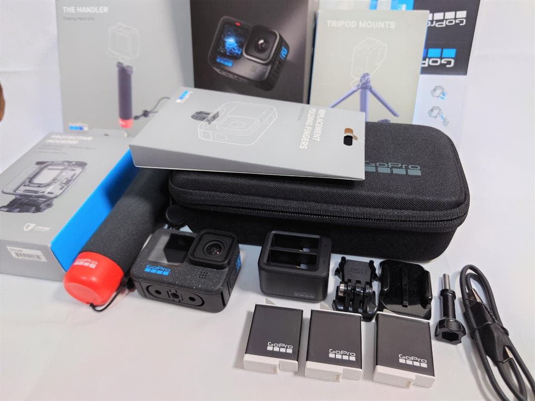 【GoPro 12】GoPro 12 ✨ Housing & 3 Batteries & Charger 【Beautiful Condition】