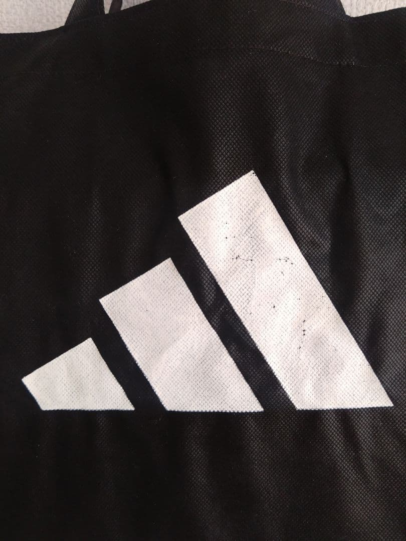 adidas <div class=gnlqyh