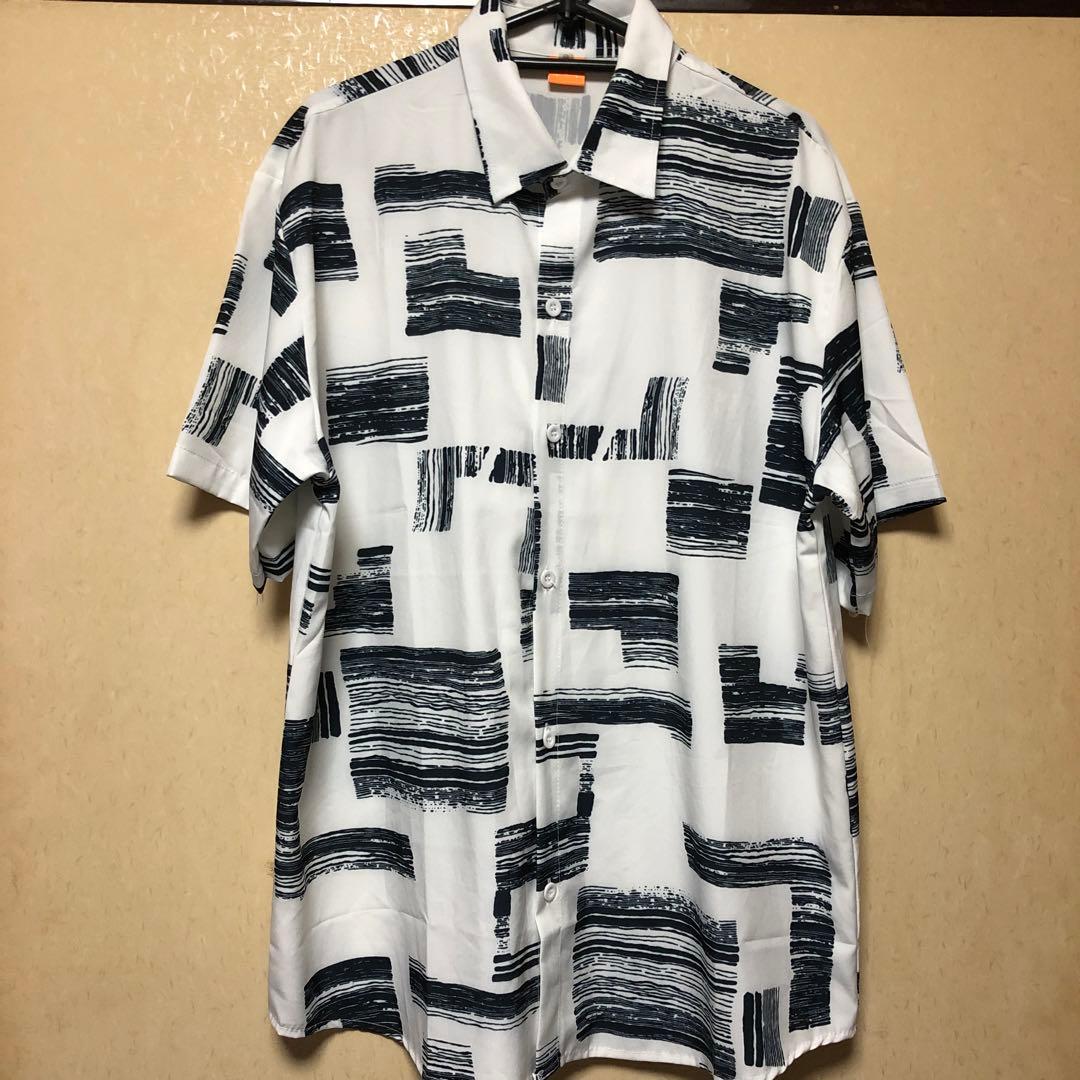New item. Black and white striped short-sleeved shirt, size L.